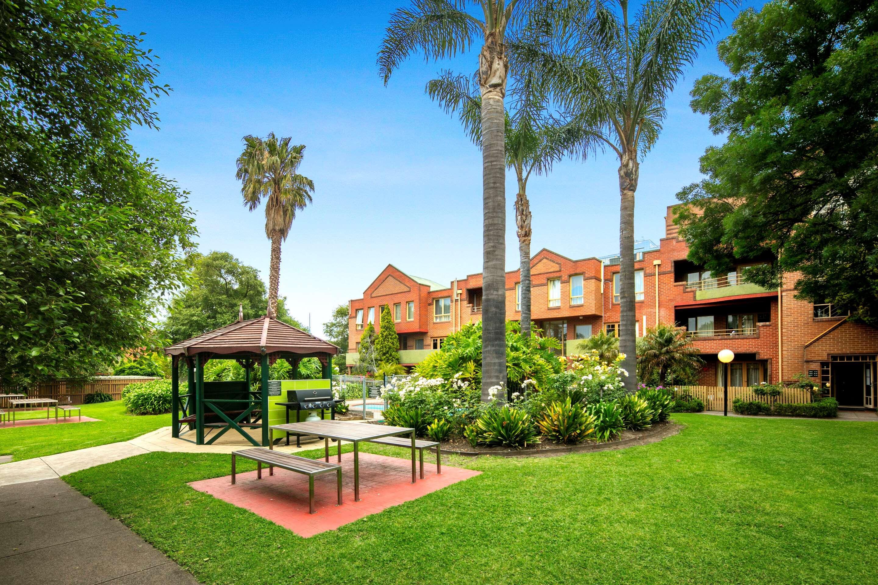 Comfort Apartments Royal Gardens Melbourne Exterior photo