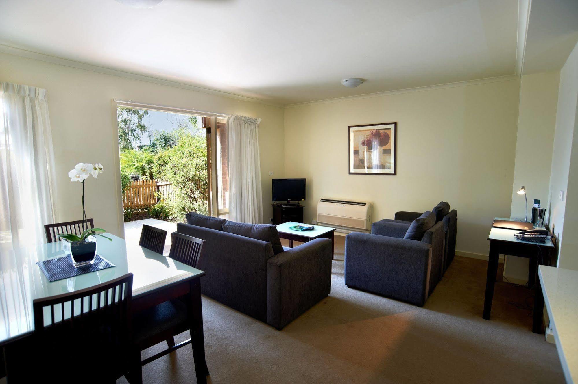 Comfort Apartments Royal Gardens Melbourne Room photo