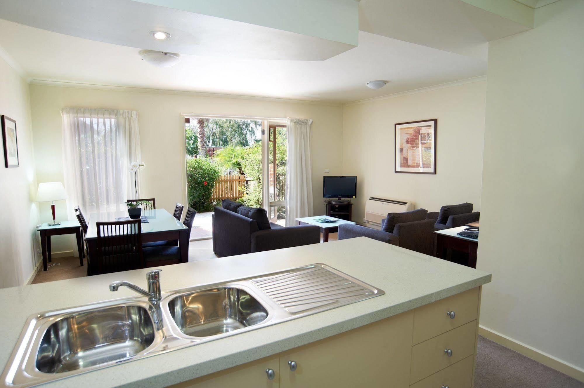Comfort Apartments Royal Gardens Melbourne Room photo