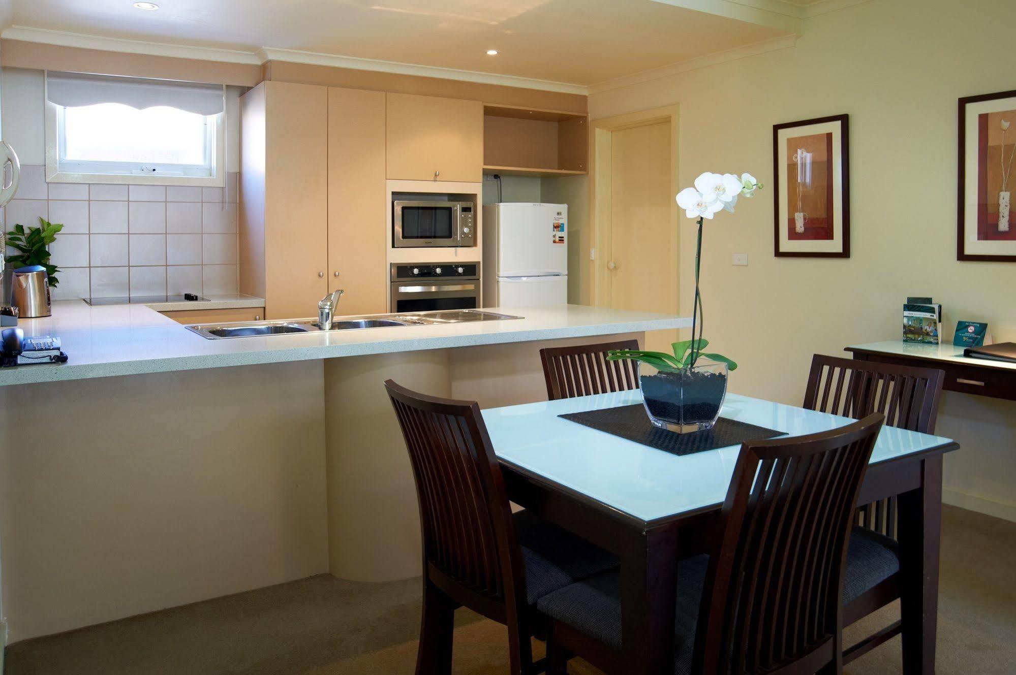 Comfort Apartments Royal Gardens Melbourne Exterior photo
