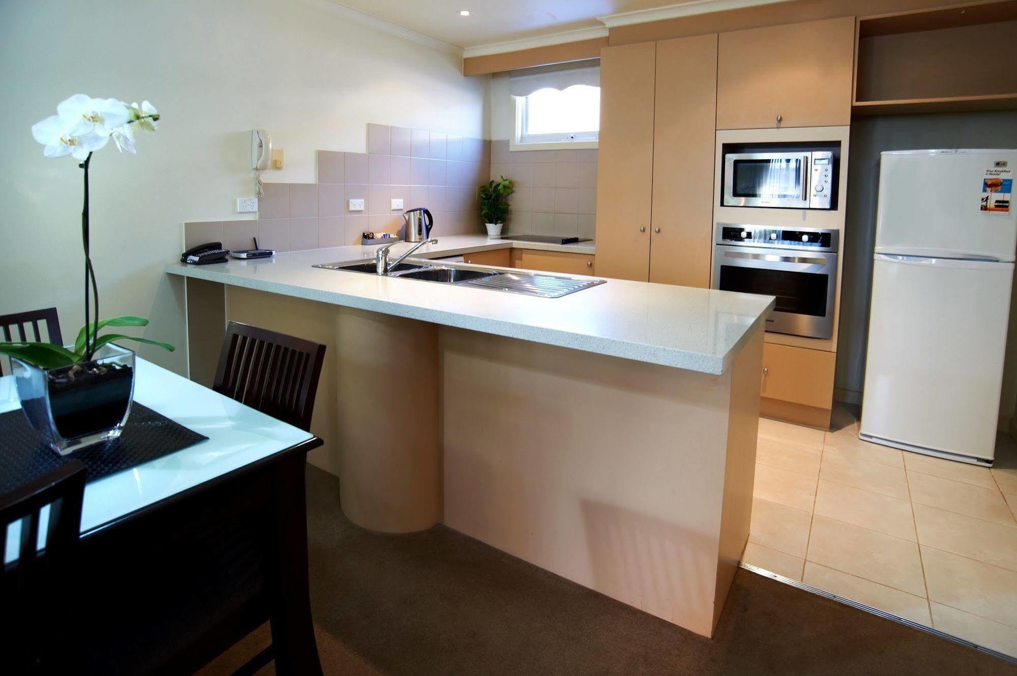 Comfort Apartments Royal Gardens Melbourne Exterior photo